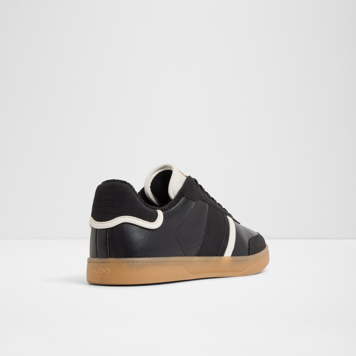 Freekick Low-Top Sneakers