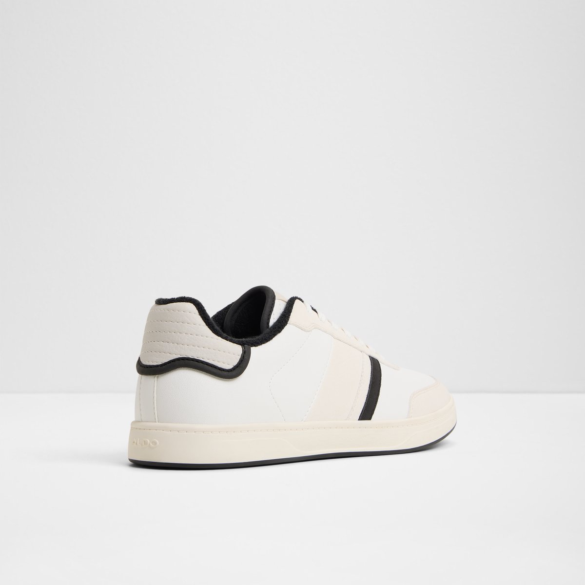 Freekick Low-Top Sneakers