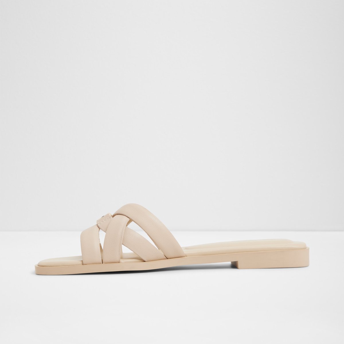 Jennaleriel In Flat Sandals