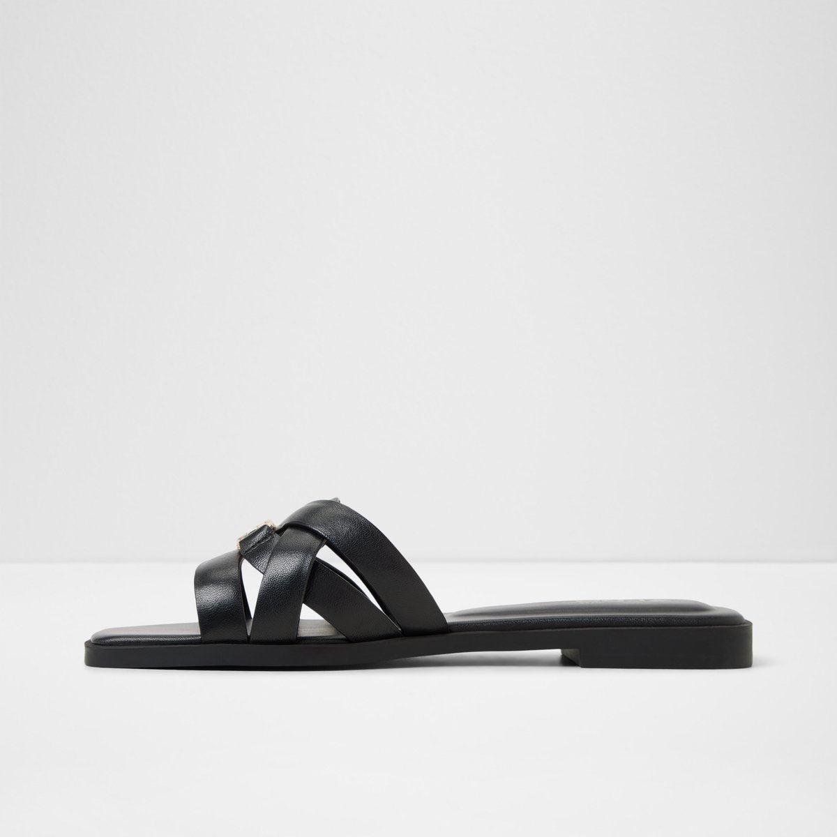 Jennaleriel In Flat Sandals