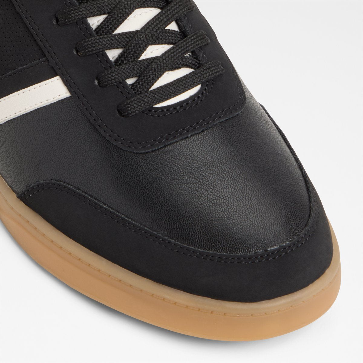 Freekick Low-Top Sneakers