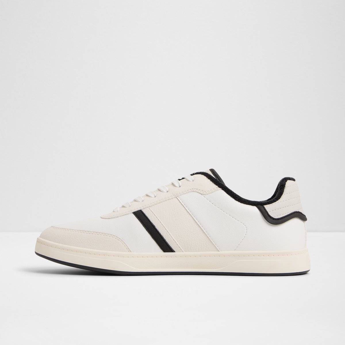 Freekick Low-Top Sneakers