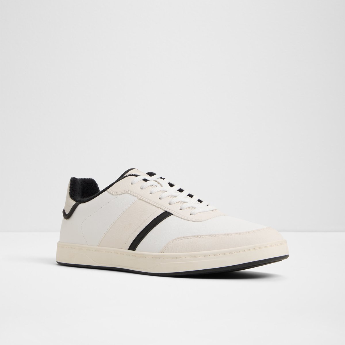 Freekick Low-Top Sneakers