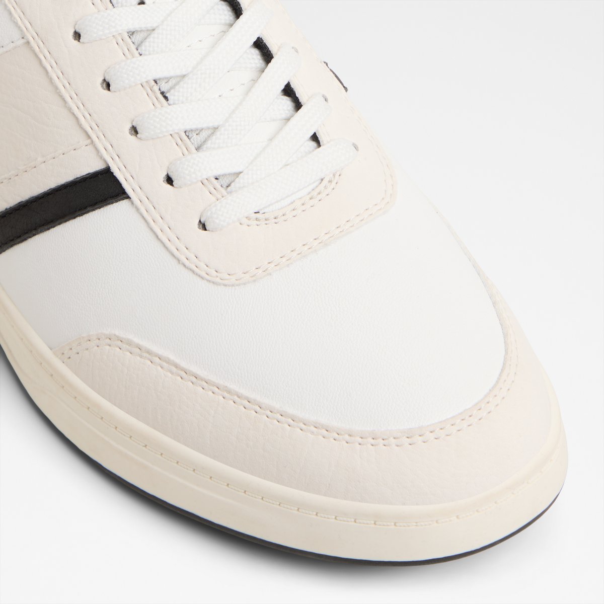 Freekick Low-Top Sneakers