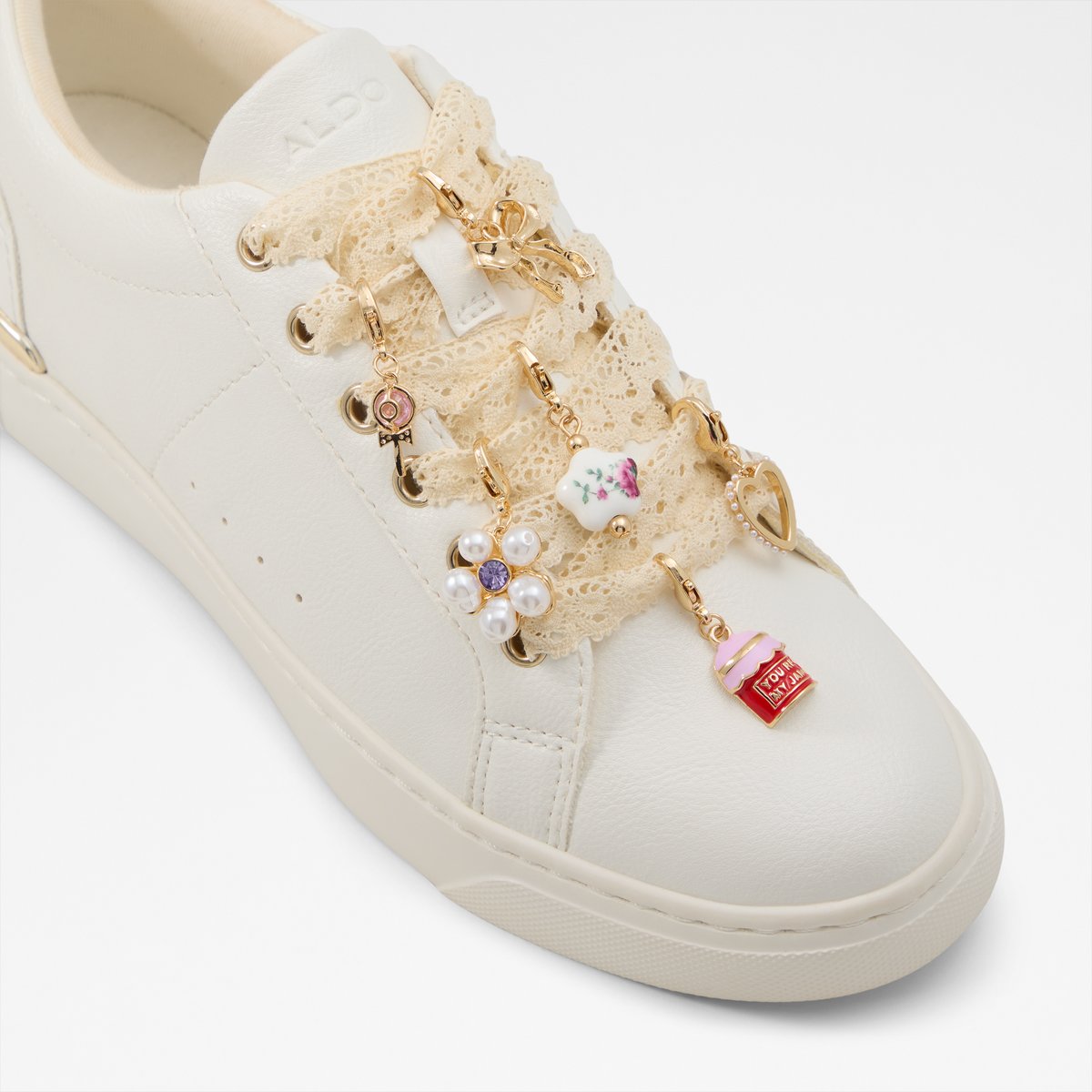 Girlie Shoelaces And Imitation Jewelry Set