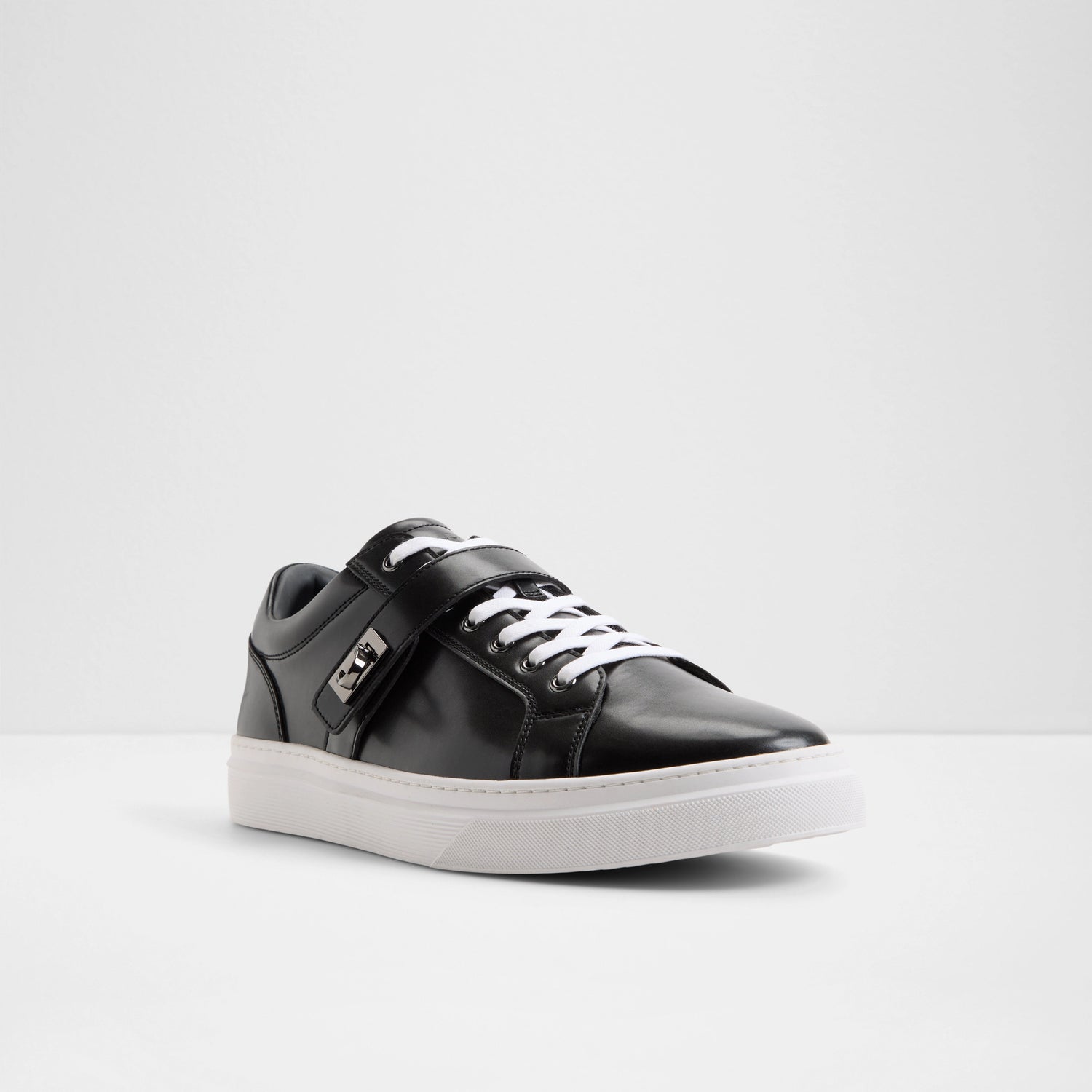 Iann Low-Top Sneakers