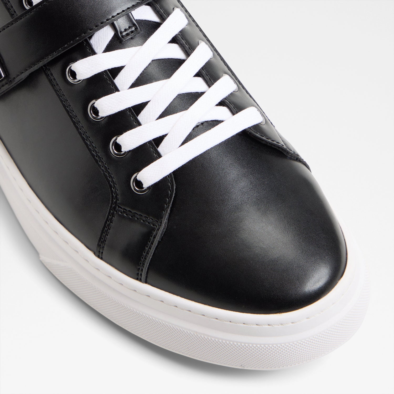 Iann Low-Top Sneakers