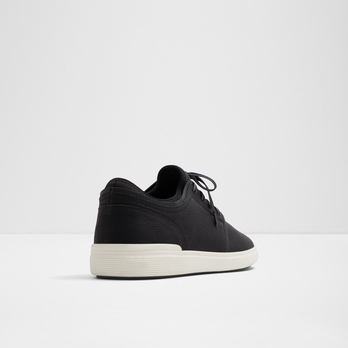Omono Low-Top Sneakers