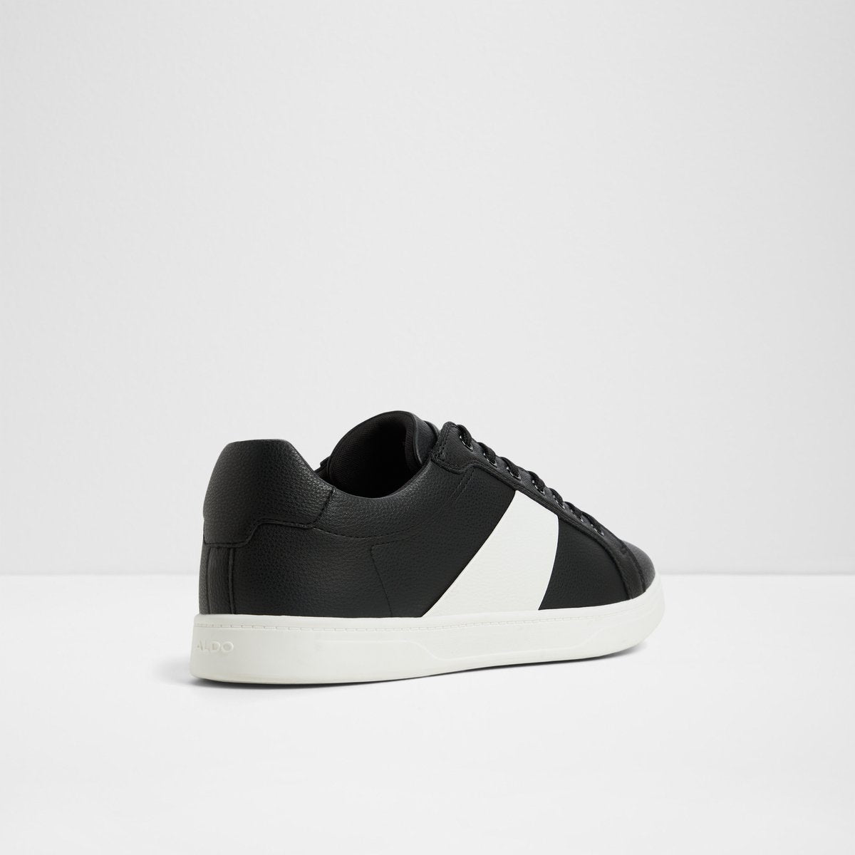 Ozzy Low-Top Sneakers